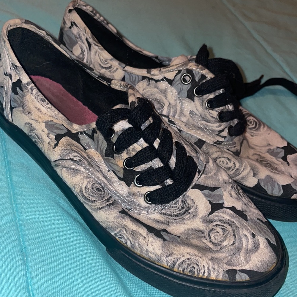 Rose Kicks - Picture 3 of 4